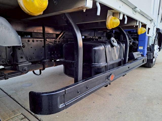 エルフトラック 　セルフ　３段クレーン　積載３ｔ　ハイジャッキ付　ラジコン取付可能　アユミ板　荷台内寸長３７０　幅２０７（31枚目）