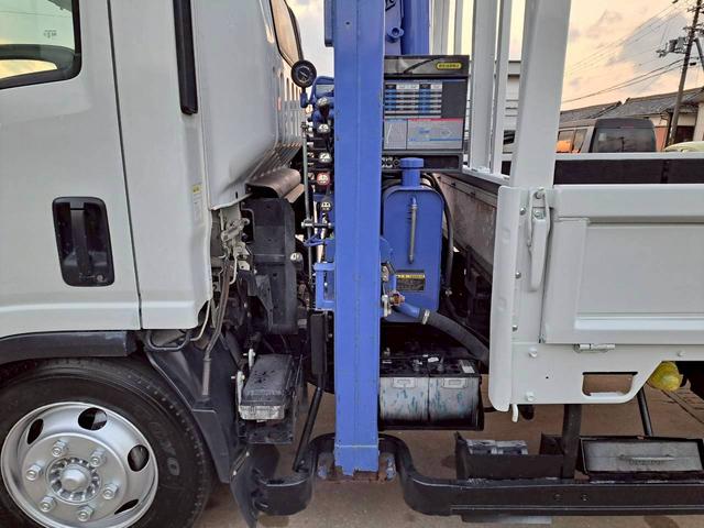 エルフトラック 　セルフ　３段クレーン　積載３ｔ　ハイジャッキ付　ラジコン取付可能　アユミ板　荷台内寸長３７０　幅２０７（32枚目）