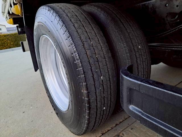 エルフトラック 　セルフ　３段クレーン　積載３ｔ　ハイジャッキ付　ラジコン取付可能　アユミ板　荷台内寸長３７０　幅２０７（33枚目）