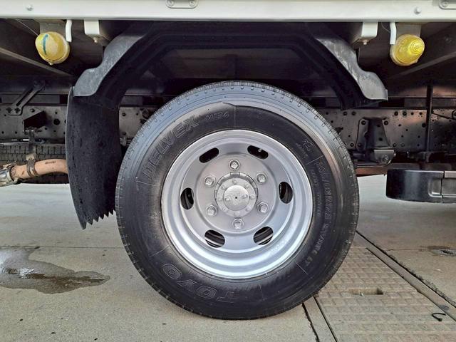 エルフトラック 　セルフ　３段クレーン　積載３ｔ　ハイジャッキ付　ラジコン取付可能　アユミ板　荷台内寸長３７０　幅２０７（35枚目）