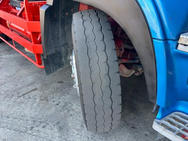 ＵＤトラックス 　深ダンプ　積載８．１ｔ　サイドラダー付　ルーフラック　荷台内寸長５３８　幅２３０　高１５０（32枚目）