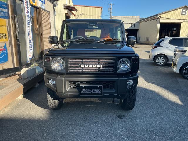 ジムニー ＸＣ　☆届出済未使用車　グラントレックＲ／Ｔ　社外グリル　シートカバー　背面タイヤカバー　ディスプレイオーディオ　Ｂｌｕｅｔｏｏｔｈ　ＨＤＭＩケーブル　ＥＴＣ　ＬＥＤヘッドライト　スズキセーフティ（3枚目）