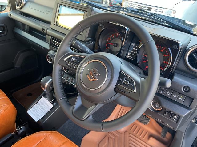 ジムニー ＸＣ　☆届出済未使用車　グラントレックＲ／Ｔ　社外グリル　シートカバー　背面タイヤカバー　ディスプレイオーディオ　Ｂｌｕｅｔｏｏｔｈ　ＨＤＭＩケーブル　ＥＴＣ　ＬＥＤヘッドライト　スズキセーフティ（4枚目）