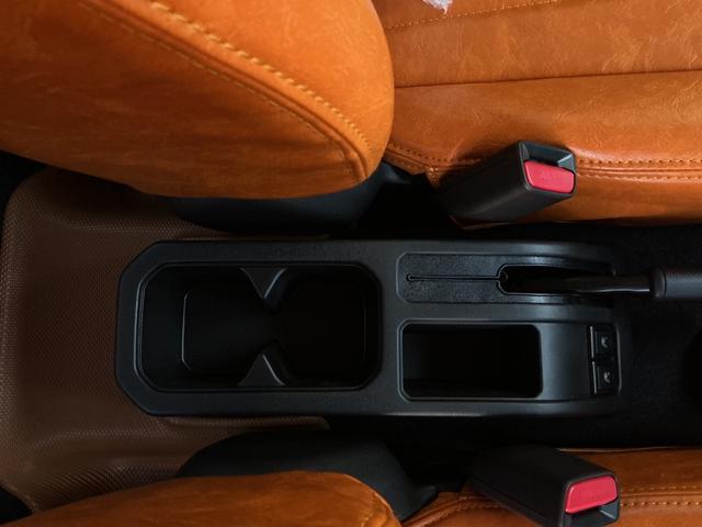 ジムニー ＸＣ　☆届出済未使用車　グラントレックＲ／Ｔ　社外グリル　シートカバー　背面タイヤカバー　ディスプレイオーディオ　Ｂｌｕｅｔｏｏｔｈ　ＨＤＭＩケーブル　ＥＴＣ　ＬＥＤヘッドライト　スズキセーフティ（14枚目）