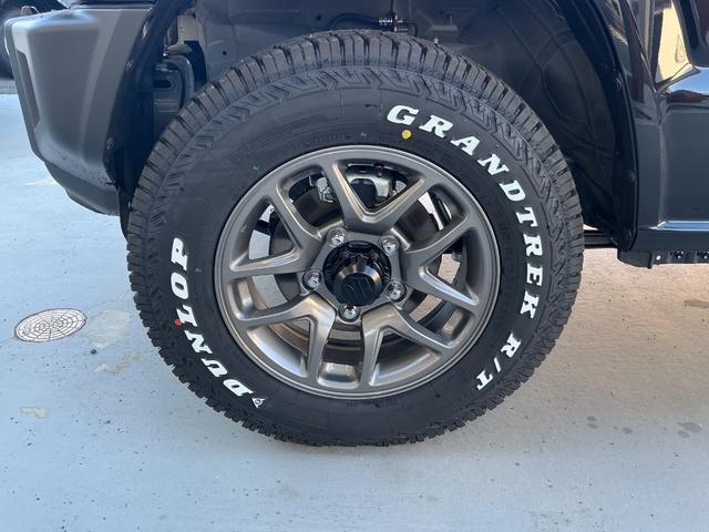 ジムニー ＸＣ　☆届出済未使用車　グラントレックＲ／Ｔ　社外グリル　シートカバー　背面タイヤカバー　ディスプレイオーディオ　Ｂｌｕｅｔｏｏｔｈ　ＨＤＭＩケーブル　ＥＴＣ　ＬＥＤヘッドライト　スズキセーフティ（50枚目）