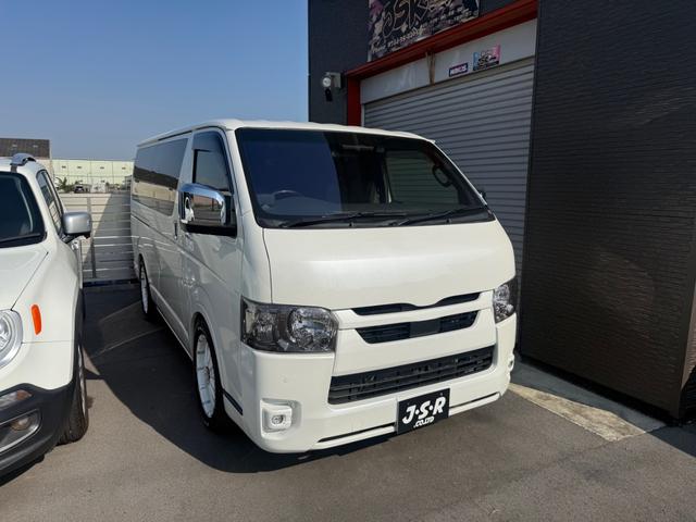 ハイエースバン スーパーＧＬ　ダークプライムＩＩ　アルパインフリップダウンモニター／スナートキー／社外アルミ／ホワイトレター／パワースライドドア／（2枚目）