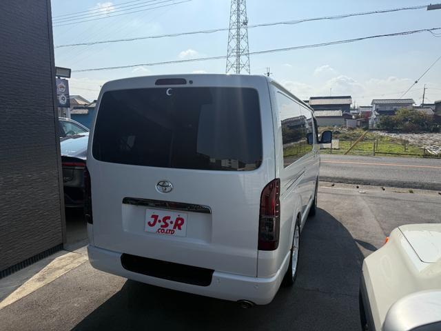 ハイエースバン スーパーＧＬ　ダークプライムＩＩ　アルパインフリップダウンモニター／スナートキー／社外アルミ／ホワイトレター／パワースライドドア／（4枚目）