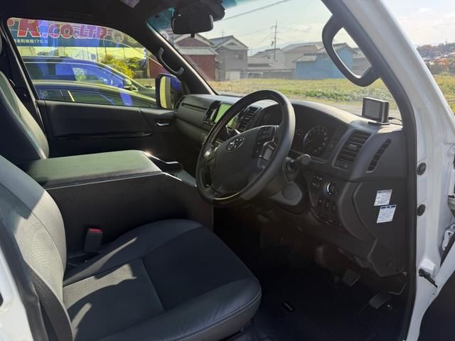 ハイエースバン スーパーＧＬ　ダークプライムＩＩ　アルパインフリップダウンモニター／スナートキー／社外アルミ／ホワイトレター／パワースライドドア／（7枚目）