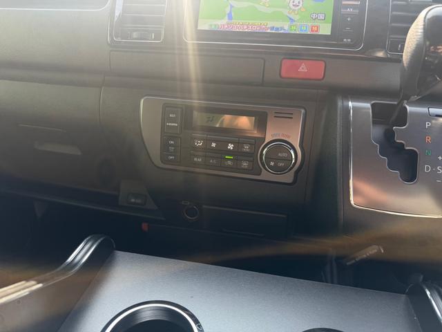 ハイエースバン スーパーＧＬ　ダークプライムＩＩ　アルパインフリップダウンモニター／スナートキー／社外アルミ／ホワイトレター／パワースライドドア／（8枚目）