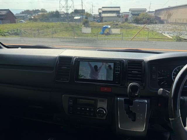 ハイエースバン スーパーＧＬ　ダークプライムＩＩ　アルパインフリップダウンモニター／スナートキー／社外アルミ／ホワイトレター／パワースライドドア／（9枚目）