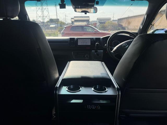 ハイエースバン スーパーＧＬ　ダークプライムＩＩ　アルパインフリップダウンモニター／スナートキー／社外アルミ／ホワイトレター／パワースライドドア／（10枚目）