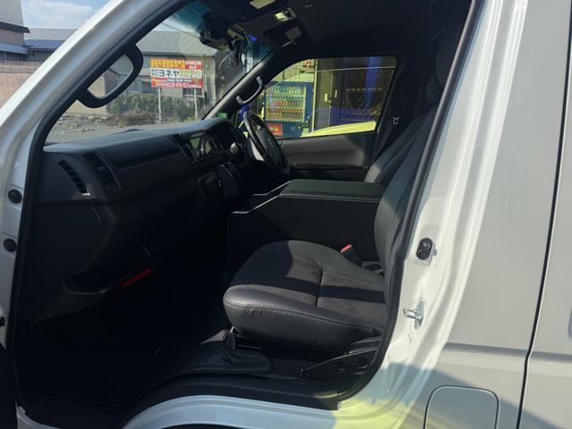 ハイエースバン スーパーＧＬ　ダークプライムＩＩ　アルパインフリップダウンモニター／スナートキー／社外アルミ／ホワイトレター／パワースライドドア／（16枚目）