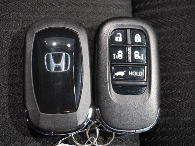 ステップワゴン スパーダ　ワンオーナー車　禁煙車　オーディオレス　ホンダセンシング　ＬＥＤヘッドライト　前後センサー　パドルシフト　１６インチアルミホイール　フロントフォグランプ　サイド・カーテンエアバック　２列目オットマン（48枚目）