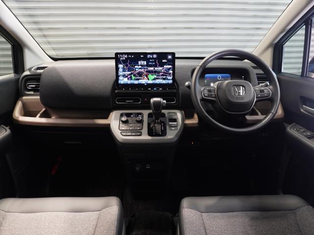 フリード ｅ：ＨＥＶエアーＥＸ　当社デモカー　禁煙車　１１．４インチギャザーズメモリーナビ　フルセグ　ＣＤ／ＤＶＤ　ミュージックラック　ホンダセンシング　ＬＥＤヘッドライト　ＥＴＣ　前後ドライブレコーダー　フロントヒーターシート（13枚目）