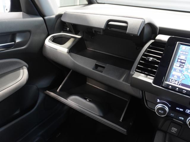 フィット ｅ：ＨＥＶクロスター　ワンオーナー車　禁煙車　８インチギャザーズメモリーナビ　フルセグ　ＣＤ／ＤＶＤ　ＵＳＢ　Ｂｌｕｅｔｏｏｔｈ　ホンダセンシング　ＬＥＤヘッドライト　ＥＴＣ　クルーズコントロール前後センサー１６インチＡＷ（37枚目）