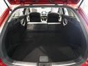 【トランクスルー機構】後席を前に倒してトランクルームとつなげ、長尺物の収納を可能にするトランクスルー機構も備えています。