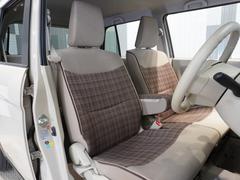 ゆったり座れるシート”ゆとりのサイズと十分な厚みで豊かな座り心地を生み、ロングドライブでも疲れにくいシートです。 3