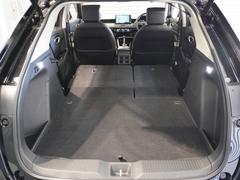 【トランクスルー機構】後席を前に倒してトランクルームとつなげ、長尺物の収納を可能にするトランクスルー機構も備えています。 7