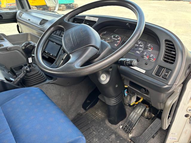 ギガ トラクターヘッド 3軸2デフ 8速MT 520馬力 2軸カプラー型式CD-2000(カプラーオフセット175mm)第5輪荷重18トン ワンオーナー 大型牽引車 社外ナビ ETC(10枚目)