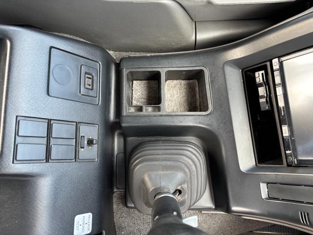 ギガ トラクターヘッド 3軸2デフ 8速MT 520馬力 2軸カプラー型式CD-2000(カプラーオフセット175mm)第5輪荷重18トン ワンオーナー 大型牽引車 社外ナビ ETC(21枚目)