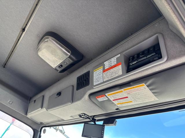 ギガ トラクターヘッド 3軸2デフ 8速MT 520馬力 2軸カプラー型式CD-2000(カプラーオフセット175mm)第5輪荷重18トン ワンオーナー 大型牽引車 社外ナビ ETC(29枚目)