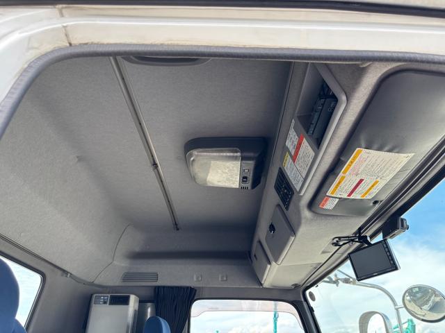 ギガ トラクターヘッド 3軸2デフ 8速MT 520馬力 2軸カプラー型式CD-2000(カプラーオフセット175mm)第5輪荷重18トン ワンオーナー 大型牽引車 社外ナビ ETC(30枚目)