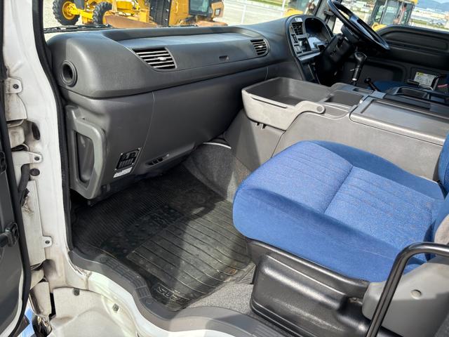 ギガ トラクターヘッド 3軸2デフ 8速MT 520馬力 2軸カプラー型式CD-2000(カプラーオフセット175mm)第5輪荷重18トン ワンオーナー 大型牽引車 社外ナビ ETC(32枚目)