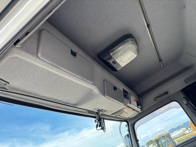 ギガ トラクターヘッド 3軸2デフ 8速MT 520馬力 2軸カプラー型式CD-2000(カプラーオフセット175mm)第5輪荷重18トン ワンオーナー 大型牽引車 社外ナビ ETC(35枚目)