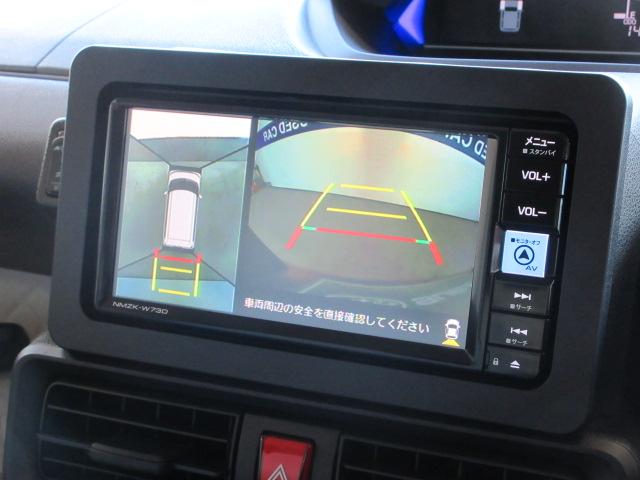 クルマの前後左右４つのカメラ（フロントカメラ・サイドカメラ［左右］・リヤビューカメラ）から取り込んだ映像を合成して、クルマを真上から見ているような映像とバックビューをナビ画面に表示。