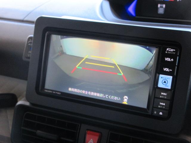 バックカメラを通して、ナビモニターに、障害物が映し出されます。障害物や人を、確認できますので、安全に後退できます。