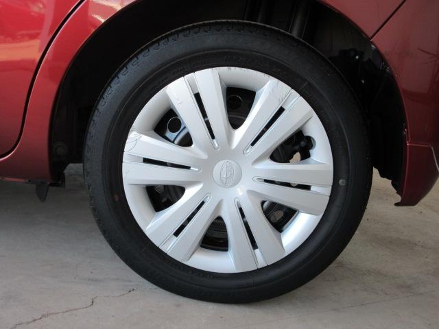 左後　オシャレは足元からが基本！おしゃれな専用ホイールキャップが決まってます！