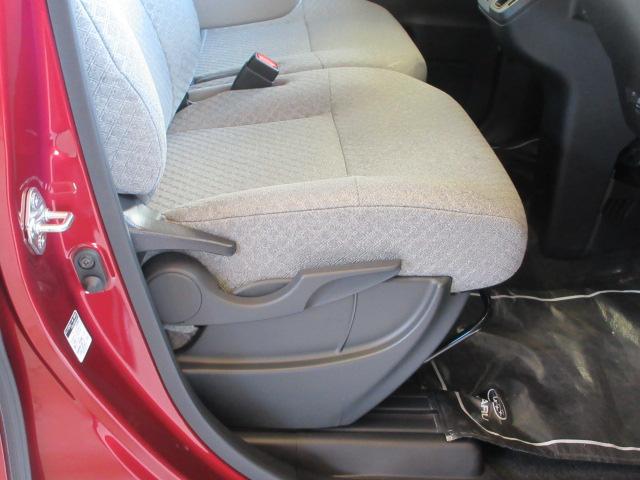 運転席は、リフトアップ機能がついています。お好みの高さで、最適なドライブポジションが選べます。運転が愉しくなります。