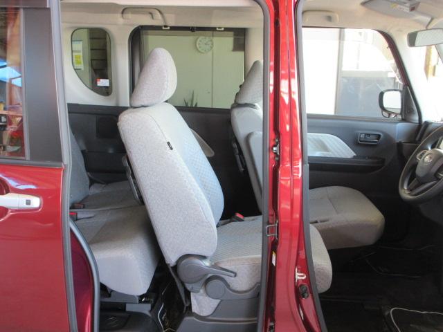 運転席ロングスライドは、運転席に座ったまま後席へのアクセスが可能。後席のお子さまのお世話をするのに、席を移動する必要なし。またウォークスルーを使って、運転席から後席のお子さまのお世話が可能。