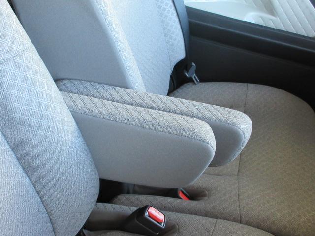 フロントアームレスト装備。肘をかけて、快適なドライブが出来て、運転が楽しくなります。