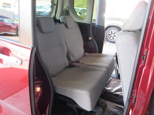 後席は、足元が広く、乗り降りしやすい。だから、快適にお過ごしいただけます。