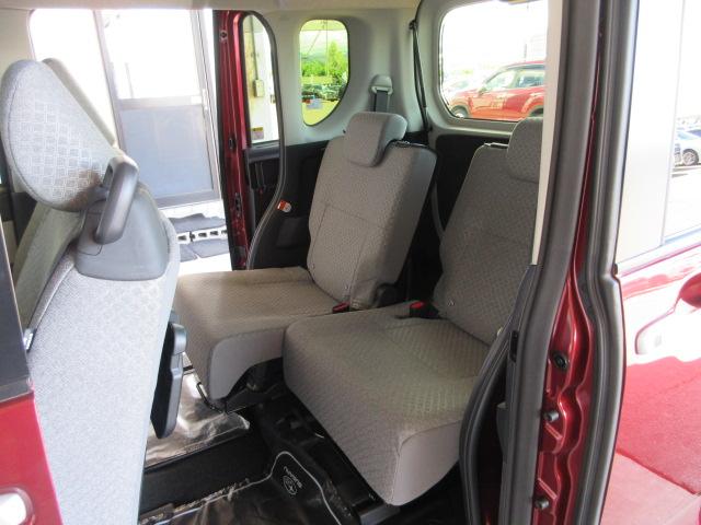 後部座席は、スライド量も大きく、乗り降りがしやすいのが特徴です。足元も広く、快適にお過ごしいただけます。