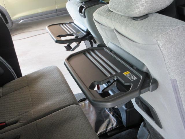 前席のシートには、シートバックテーブルが装備されています。食事をする時や物を書くときに大変便利です。お子様や同乗者の方も大喜び。