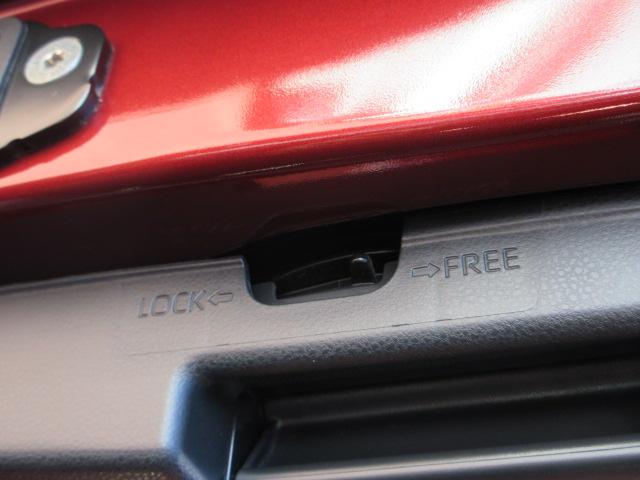 チャイルドロック　車内からリヤドアが開けれなくすることが出来ます。後席にお子様や賢いペットなどが同乗されたときにお使いください。愉しいドライブもこれを利用すれば、約束されたようなもの