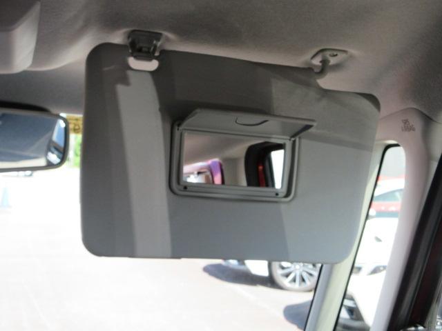運転席サンバイザー　ミラーがついていますので、車内でも身だしなみに気を使えます。