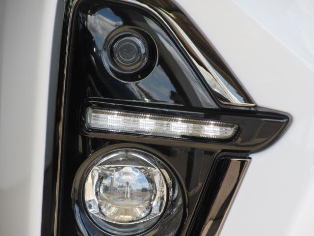 LEDライナー  フォグランプまわりには、LEDライナーを採用して、ワイド感を強調。