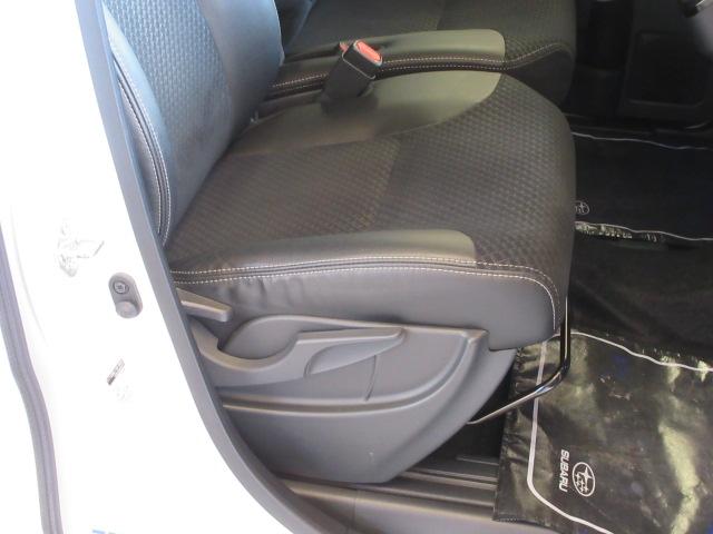 運転席は、リフトアップ機能がついています。お好みの高さで、最適なドライブポジションが選べます。運転が愉しくなります。