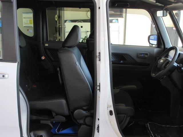 運転席ロングスライドは、運転席に座ったまま後席へのアクセスが可能。後席のお子さまのお世話をするのに、席を移動する必要なし。またウォークスルーを使って、運転席から後席のお子さまのお世話が可能。