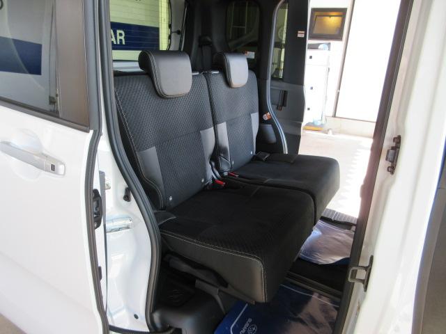 後席は、足元が広く、乗り降りしやすい。だから、快適にお過ごしいただけます。