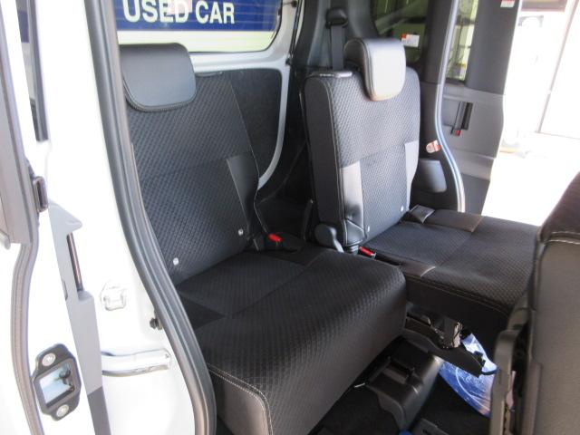 後部座席は、スライド量も大きく、乗り降りがしやすいのが特徴です。足元も広く、快適にお過ごしいただけます。