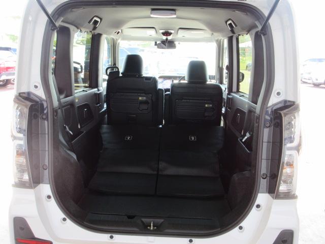 リヤシート背もたれを倒せば、比較的に、長い荷物や道具をたくさん積み込むことが可能です。