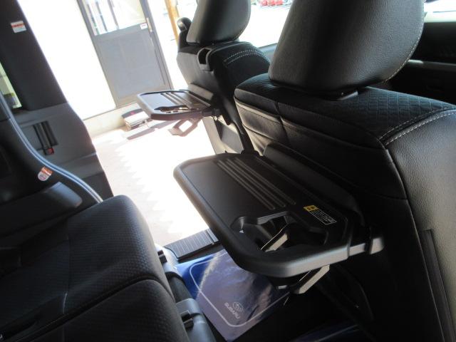 前席のシートには、シートバックテーブルが装備されています。食事をする時や物を書くときに大変便利です。お子様や同乗者の方も大喜び。