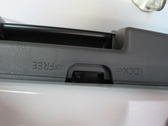 チャイルドロック 車内からリヤドアが開けれなくすることが出来ます。後席にお子様や賢いペットなどが同乗されたときにお使いください。愉しいドライブもこれを利用すれば、約束されたようなもの