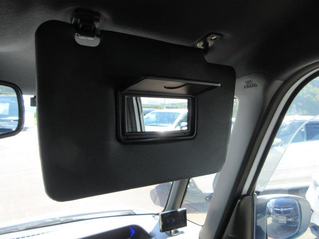 運転席サンバイザー ミラーがついていますので、車内でも身だしなみに気を使えます。