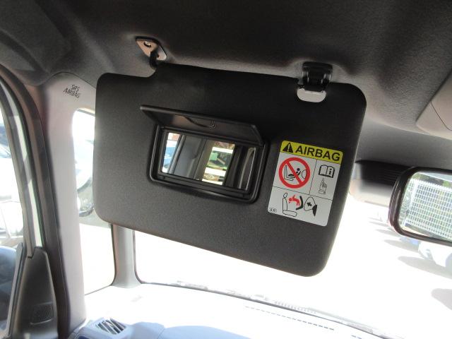 助手席サンバイザー 助手席にも、鏡がついていますので、身だしなみにお使いください。