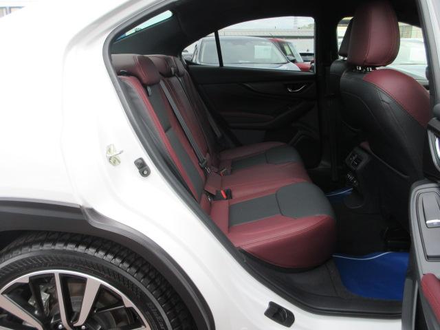 後席は、十分なヒザ回りを確保。本当に快適に、お乗り頂けます。乗り降りもしやすく、お年寄りや足の不自由な方でも、比較的楽に行えます。家族や仲間など大勢でのドライブが愉しく、快適なドライブをお約束。